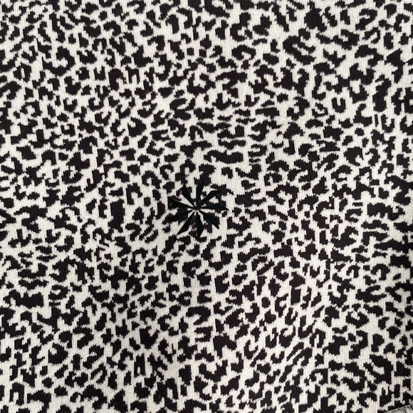 Athleta Salutation Stash Black White Leopard Textured Pocket 7/8 Tights - Picture 6 of 8